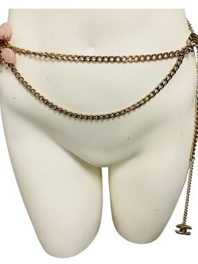 CHANEL RARE 2005 ROSE QUARTZ STONE EMBELLISHED CC LOGO PENDANT GOLD CHAIN BELT Limited Edition Gold Plated & Crystal Chanel Logo Chain Belt main image 4